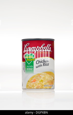 Ungeöffnete Dose Campbells gesunde anfordern Huhn mit Reis-Suppe auf weißem Hintergrund, isoliert. Stockfoto
