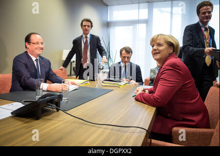 HANDOUT - Bundeskanzlerin Angela Merkel (CDU) Und der französischen Präsident Francois Hollande (l) einer Uhr 24.10.2013 Vor Beginn des EU-closes in Brüssel Gemeinsam bin Tisch. Foto: Guido Bergmann/OMT‑Beschlüsse (ACHTUNG: Verwendung Nur Zu Redaktionellen Zwecken Bei Vollständiger Quellenangabe "Bundesregierung") Stockfoto