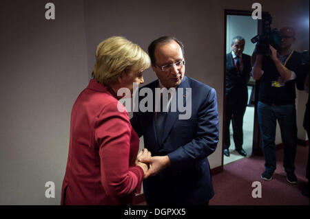 HANDOUT - Bundeskanzlerin Angela Merkel (CDU) Und der französischen Präsident Francois Hollande Begrüssen Sich am 24.10.2013 Vor Beginn des EU-closes in Brüssel. Foto: Guido Bergmann/OMT‑Beschlüsse (ACHTUNG: Verwendung Nur Zu Redaktionellen Zwecken Bei Vollständiger Quellenangabe "Bundesregierung") Stockfoto