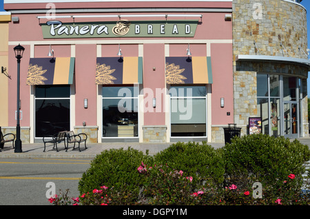 Die Außenseite des Panera Bread Restaurant einer Kette Plymouth, Massachusetts, USA. Stockfoto