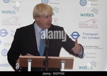 Greenwich London, UK. 24. Oktober 2013. Boris Johnson bei der Eröffnung einer neuen technischen Schule. HRH Prinz Andrew The Duke of York eröffnet ein neues Technikum an der technischen Universität in Royal Borough of Greenwich die Ingenieur- und Fähigkeiten für 14-18 Jahre zur Verfügung stellt, die alte Schüler/-innen sollen ihre Berufsaussichten zu verbessern. Er kam vom Londoner Bürgermeister Boris Johnson und Cllr Chris Roberts und Herrn Baker Gründer des Baker Dearin Trust Stockfoto