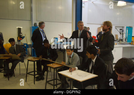 Greenwich London, 24. Oktober 2013 Vereinigtes Königreich. HRH Prinz Andrew The Duke of York eröffnet ein neues Technikum an der technischen Universität in Royal Borough of Greenwich die Ingenieur- und Fähigkeiten für 14-18 Jahre zur Verfügung stellt, die alte Schüler/-innen sollen ihre Berufsaussichten zu verbessern. Er kam vom Londoner Bürgermeister Boris Johnson und Cllr Chris Roberts und Herrn Baker Gründer des Baker Dearin Trust Stockfoto