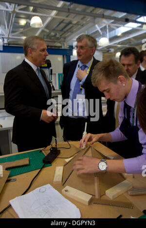 Greenwich London, 24. Oktober 2013 Vereinigtes Königreich. HRH Prinz Andrew The Duke of York eröffnet ein neues Technikum an der technischen Universität in Royal Borough of Greenwich die Ingenieur- und Fähigkeiten für 14-18 Jahre zur Verfügung stellt, die alte Schüler/-innen sollen ihre Berufsaussichten zu verbessern. Er kam vom Londoner Bürgermeister Boris Johnson und Cllr Chris Roberts und Herrn Baker Gründer des Baker Dearin Trust Stockfoto