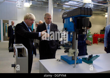 Greenwich London, UK. 24. Oktober 2013. Prinz Andrew im Gespräch mit Boris Johnson bei der Eröffnung einer neuen technischen Schule. HRH Prinz Andrew The Duke of York eröffnet ein neues Technikum an der technischen Universität in Royal Borough of Greenwich die Ingenieur- und Fähigkeiten für 14-18 Jahre zur Verfügung stellt, die alte Schüler/-innen sollen ihre Berufsaussichten zu verbessern. Er kam vom Londoner Bürgermeister Boris Johnson und Cllr Chris Roberts und Herrn Baker Gründer des Baker Dearin Trust Stockfoto