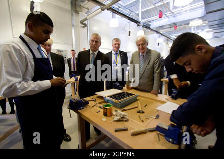 Greenwich London, UK. 24. Oktober 2013. Prinz Andrew und Boris Johnson mit Studenten bei der Eröffnung einer neuen technischen Schule. HRH Prinz Andrew The Duke of York eröffnet ein neues Technikum an der technischen Universität in Royal Borough of Greenwich die Ingenieur- und Fähigkeiten für 14-18 Jahre zur Verfügung stellt, die alte Schüler/-innen sollen ihre Berufsaussichten zu verbessern. Er kam vom Londoner Bürgermeister Boris Johnson und Cllr Chris Roberts und Herrn Baker Gründer des Baker Dearin Trust Stockfoto