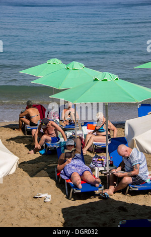 Sonnenschirme am Strand in Rethymnon, Kreta, Griechenland Stockfoto