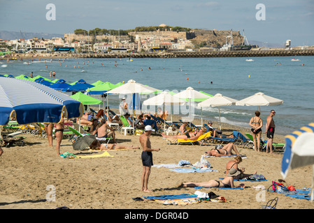 Sonnenschirme am Strand in Rethymnon, Kreta, Griechenland Stockfoto