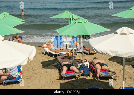 Sonnenschirme am Strand in Rethymnon, Kreta, Griechenland Stockfoto