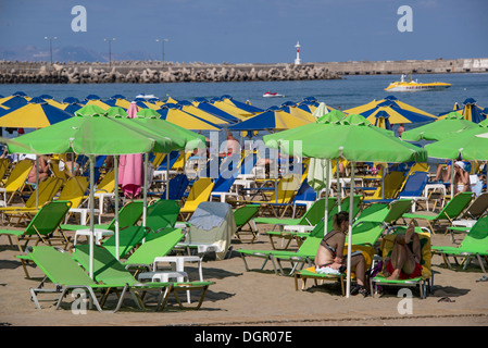 Sonnenschirme am Strand in Rethymnon, Kreta, Griechenland Stockfoto