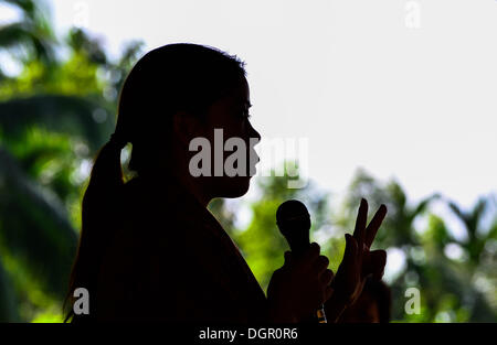 Nagaland, Indien. 24. Oktober 2013. Indische Frauen Box-Champion und Olympiasieger, MC Mary Kom sprechen Kinder während eines Kontakts zur Ahorn-Baum-Schule nach der Eröffnung der Niathu-Sport-Festival in Dimapur, Indien nordöstlichen Bundesstaat Nagaland auf Donnerstag, 24. Oktober 2013. AGA militanten Gruppe. Bildnachweis: ZUMA Press, Inc./Alamy Live-Nachrichten Stockfoto