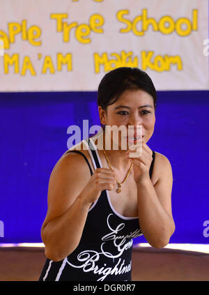 Nagaland, Indien. 24. Oktober 2013. Indische Frauen Box-Champion und Olympiasieger, MC Mary Kom zeigen einige auf Schulkinder während eines Kontakts mit dem Ahornholz-Baum-Schule Kindern nach der Eröffnung der Niathu-Sport-Festival in Dimapur, Indien nordöstlichen Bundesstaat Nagaland auf Donnerstag, 24. Oktober 2013 verschieben. Bildnachweis: ZUMA Press, Inc./Alamy Live-Nachrichten Stockfoto