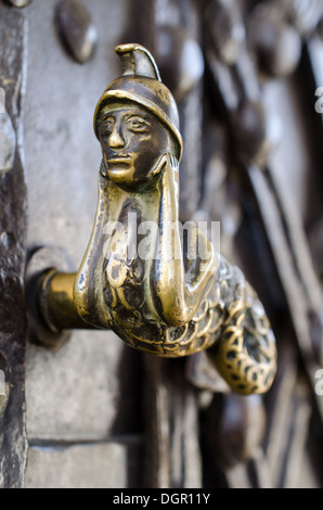 Alte dekorative Griff an eine mittelalterliche Tür in Hermannstadt, Rumänien Stockfoto