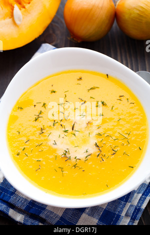 Kürbissuppe in Schüssel weiß Stockfoto