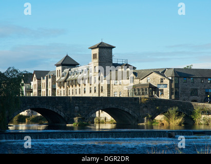 Stramongate Brücke über den Fluss Kent und das Riverside Hotel, Kendal, Cumbria, England UK Stockfoto