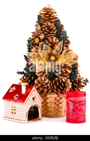 Weihnachtsbaum Dekoration, Haus und rote Kerze isoliert auf weißem Hintergrund. Stockfoto