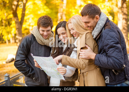 Paare mit Touristenkarte im Herbst park Stockfoto