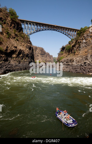 Wildwasser-rafting in der Victoria Falls-Schlucht in den kochenden Topf unter die Victoria Falls Bridge, Sambia Seite, Afrika Stockfoto