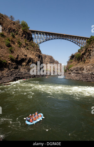 Urlaub Reise Wildwasser-rafting Abenteuer; Hexenkessel, Victoria fällt am Zambezi River, Sambia, Afrika Stockfoto