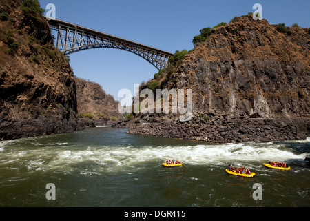 Abenteuerurlaub, Menschen Wildwasser-rafting auf dem Sambesi-Fluss an den Victoria Falls Bridge, Sambia, Afrika Stockfoto