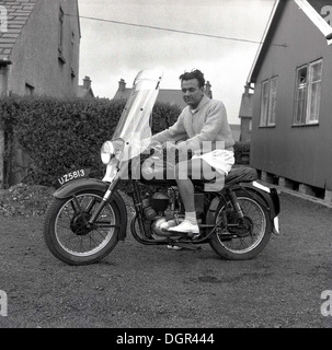 Historisches Bild von der 1950er Jahre zeigt einen Mann in kurzen Hosen sitzen auf einem Motorrad mit großen schützende vordere Visier. Stockfoto