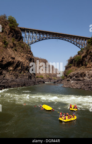 Abenteuerreisen, Menschen Wildwasser-rafting auf dem Sambesi-Fluss an den Victoria Falls Bridge, Sambia, Afrika Stockfoto