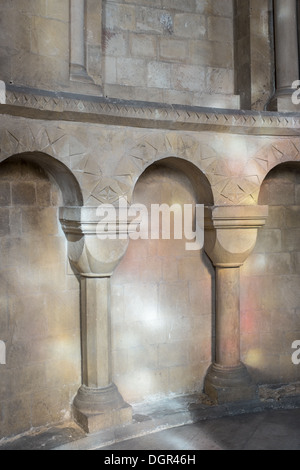 Mauerwerk Canterbury Cathedral, Licht durch Glasmalerei glänzt an der Wand. Stockfoto