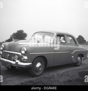 Historisches Bild von der 1950er Jahre zeigen eine Dame sitzt auf dem Beifahrersitz eines Oldtimers. Stockfoto