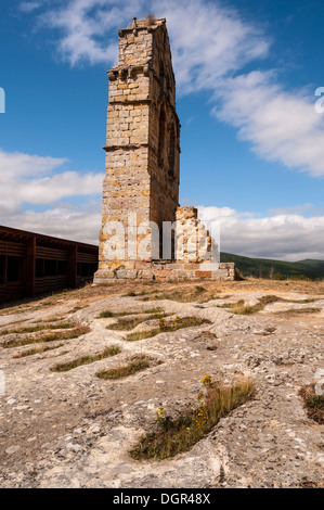 Iglesia Rupestre de Santa María de Valverde. Construida entre el S. VIII y IX d. C. Vista de la espadaña románica. Valderredible, Kantabrien, Spanien Stockfoto