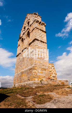 Iglesia Rupestre de Santa María de Valverde. Construida entre el S. VIII y IX d. C. Vista de la espadaña románica. Valderredible, Kantabrien, Spanien Stockfoto