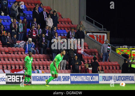 Wigan, England. 24. Oktober 2013. Bild von nur zwölf Fans, die aus Russland, das Europa League-Gruppe D-Spiel zwischen Wigan Athletic und Rubin Kazan aus der DW-Stadion besuchen gereist. Bildnachweis: Aktion Plus Sport/Alamy Live-Nachrichten Stockfoto