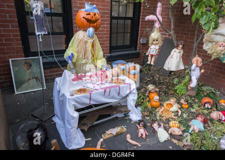 Brooklyne, NY, USA. 23. Oktober 2013. Eine grausige Halloween-Anzeige wird auf Mittwoch, 23. Oktober 2013 in der Nähe von Boerum Hill in Brooklyn in New York gesehen. Das Ferien-Spektakel ein Vorgarten verfügt über verstümmelten Puppen mit Blut in Hülle und Fülle und ist Elicting pro und Contra Reaktionen von Anwohnern und Passanten.   (© Richard B. Levine) Bildnachweis: Richard Levine/Alamy Live-Nachrichten Stockfoto