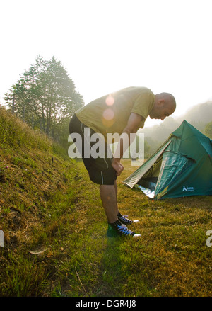 Mann auf einem Campingplatz Stockfoto