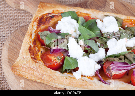 Blätterteig mit Ziegenkäse, Rucola und rote Zwiebeln Stockfoto