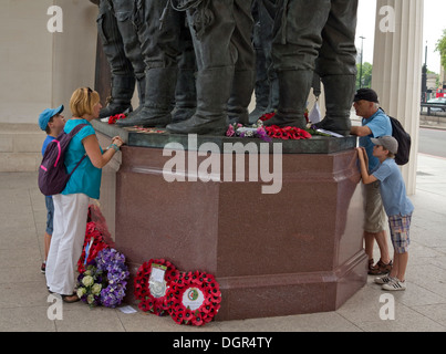 Eine junge Familie, die in der Bomber Command Memorial im Green Park, London, UK Stockfoto