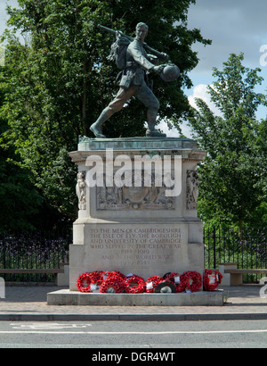 Memorial Skulptur auf die Hills Road in Cambridge zu den Soldaten, die kämpften und im Ersten Weltkrieg und dem Zweiten Weltkrieg gestorben Stockfoto