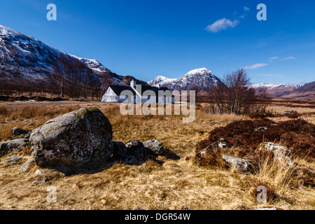 Black Rock Cottage gebadet bei strahlendem Sonnenschein in Glencoe nach den Schneefällen März Stockfoto