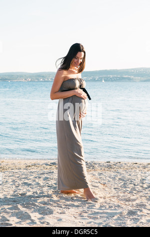 Schöne schwangere Frau am Meer Stockfoto