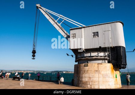 La Antigua "Grúa de Piedra", Ahora Monumento, En el Muelle de Maura, Santander, Kantabrien, España Stockfoto