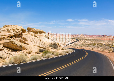 Leere Straße durch Valley of Fire State Park im Bereich der weißen Kuppeln, nördlich von Las Vegas, Nevada, USA Stockfoto