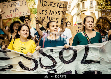 Barcelona, Spanien. 24. Oktober 2013: Studenten hinter ihr Banner protestieren gegen Sparmaßnahmen und das "Gesetz Wert" während einer dreitägigen Bildungsstreik in Barcelona. © Matthi/Alamy Live-Nachrichten Stockfoto