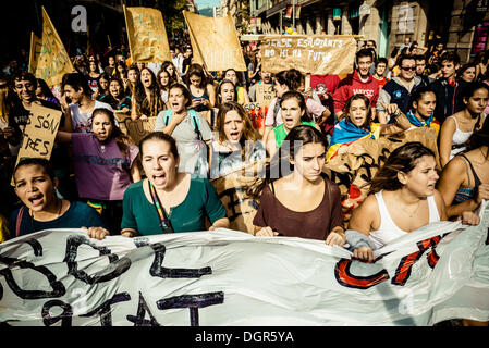 Barcelona, Spanien. 24. Oktober 2013: Studenten protestieren gegen die Sparmaßnahmen und die "Recht Wert" während einer dreitägigen Bildungsstreik in Barcelona. © Matthi/Alamy Live-Nachrichten Stockfoto