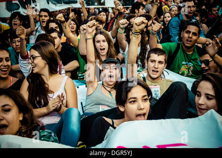 Barcelona, Spanien. 24. Oktober 2013: Demonstranten rufen Parolen zu protestieren, Sparmaßnahmen und das "Gesetz Wert" während einer dreitägigen Bildungsstreik in Barcelona. © Matthi/Alamy Live-Nachrichten Stockfoto