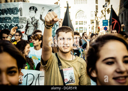 Barcelona, Spanien. 24. Oktober 2013: Ein Demonstrant ruft Parolen zu protestieren, Sparmaßnahmen und das "Gesetz Wert" während einer dreitägigen Bildungsstreik in Barcelona. © Matthi/Alamy Live-Nachrichten Stockfoto