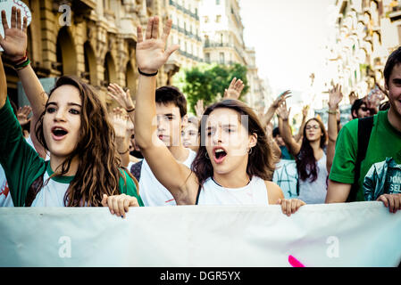 Barcelona, Spanien. 24. Oktober 2013: Studenten rufen Parolen zu protestieren, Sparmaßnahmen und das "Gesetz Wert" während einer dreitägigen Bildungsstreik in Barcelona. © Matthi/Alamy Live-Nachrichten Stockfoto