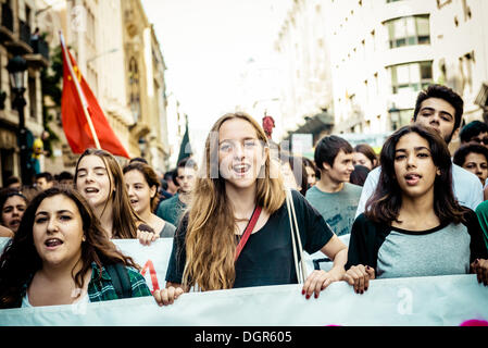 Barcelona, Spanien. 24. Oktober 2013: Studenten hinter ihr Banner schreien Parolen zu protestieren, Sparmaßnahmen und das "Gesetz Wert" während einer dreitägigen Bildungsstreik in Barcelona. © Matthi/Alamy Live-Nachrichten Stockfoto