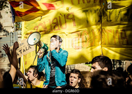 Barcelona, Spanien. 24. Oktober 2013: Ein Student ruft Parolen gegen Sparmaßnahmen und das "Gesetz Wert" während einer dreitägigen Bildungsstreik in Barcelona. © Matthi/Alamy Live-Nachrichten Stockfoto