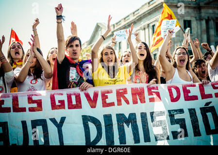 Barcelona, Spanien. 24. Oktober 2013: Studenten hinter ihr Banner schreien Parolen zu protestieren, Sparmaßnahmen und das "Gesetz Wert" während einer dreitägigen Bildungsstreik in Barcelona. © Matthi/Alamy Live-Nachrichten Stockfoto