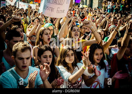 Barcelona, Spanien. 24. Oktober 2013: Studenten rufen Parolen zu protestieren, Sparmaßnahmen und das "Gesetz Wert" während einer dreitägigen Bildungsstreik in Barcelona. © Matthi/Alamy Live-Nachrichten Stockfoto