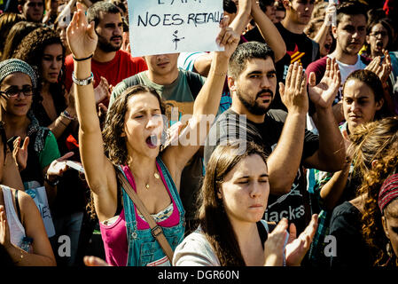 Barcelona, Spanien. 24. Oktober 2013: Studenten rufen Parolen zu protestieren, Sparmaßnahmen und das "Gesetz Wert" während einer dreitägigen Bildungsstreik in Barcelona. © Matthi/Alamy Live-Nachrichten Stockfoto