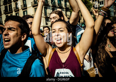 Barcelona, Spanien. 24. Oktober 2013: Ein Student ruft Parolen zu protestieren, Sparmaßnahmen und das "Gesetz Wert" während einer dreitägigen Bildungsstreik in Barcelona. © Matthi/Alamy Live-Nachrichten Stockfoto